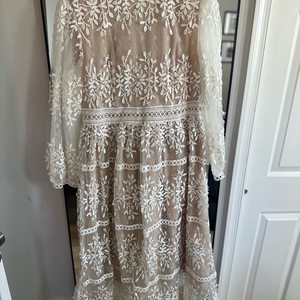 Ivy City Co Long Sleeve Lace Dress in White and Tan